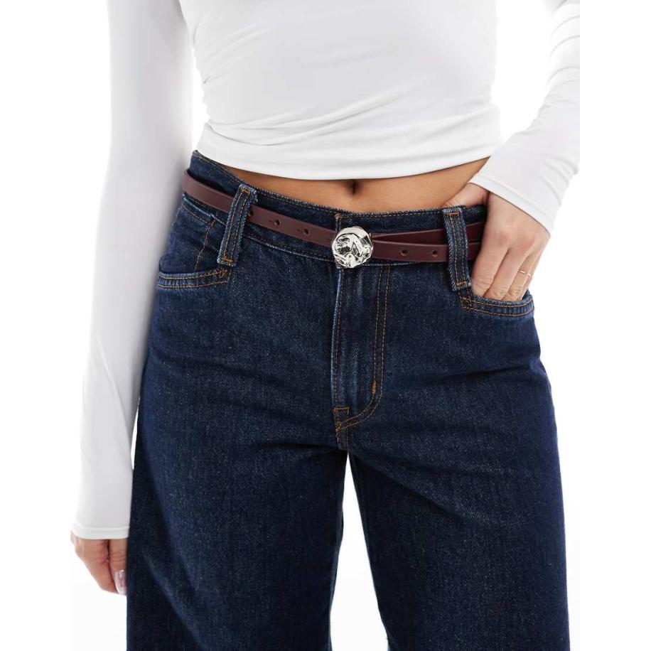 ASOS DESIGN Leren heup- en tailleriem in zwart met gehamerde ronde gesp in bordeauxrood Rood