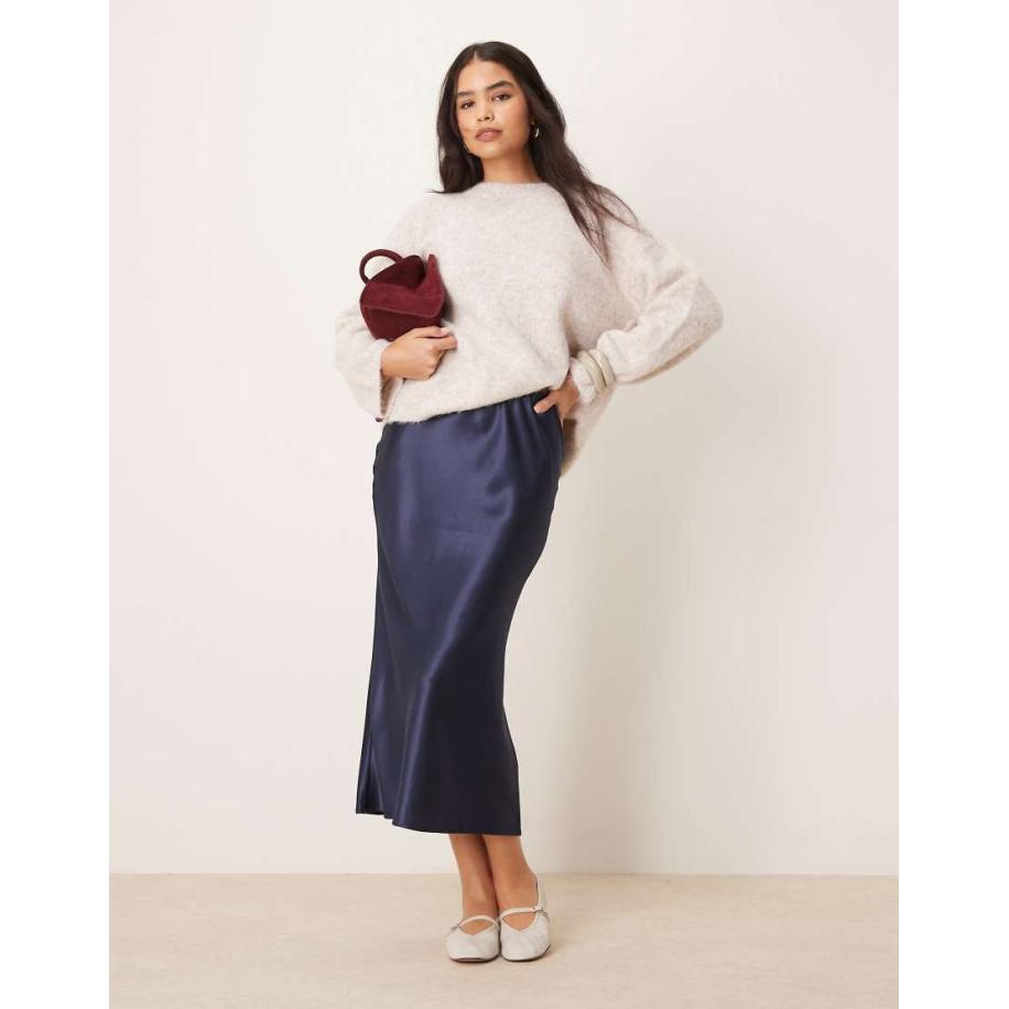 New Look Schuingesneden satijnen midi-rok in marineblauw Blauw