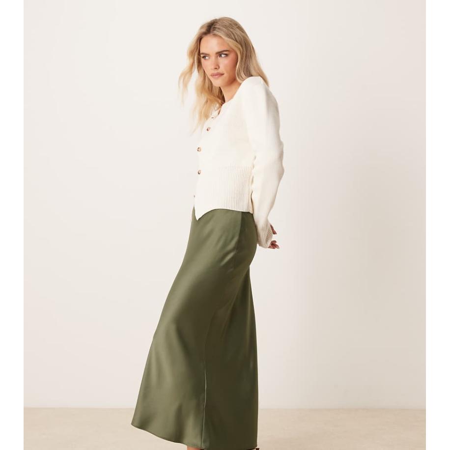 New Look Petite Satijnen midi rok in kaki-Groen Groen