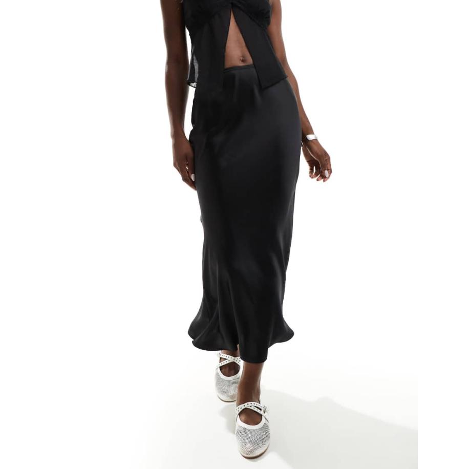 New Look Schuingesneden satijnen midi-rok in zwart Zwart