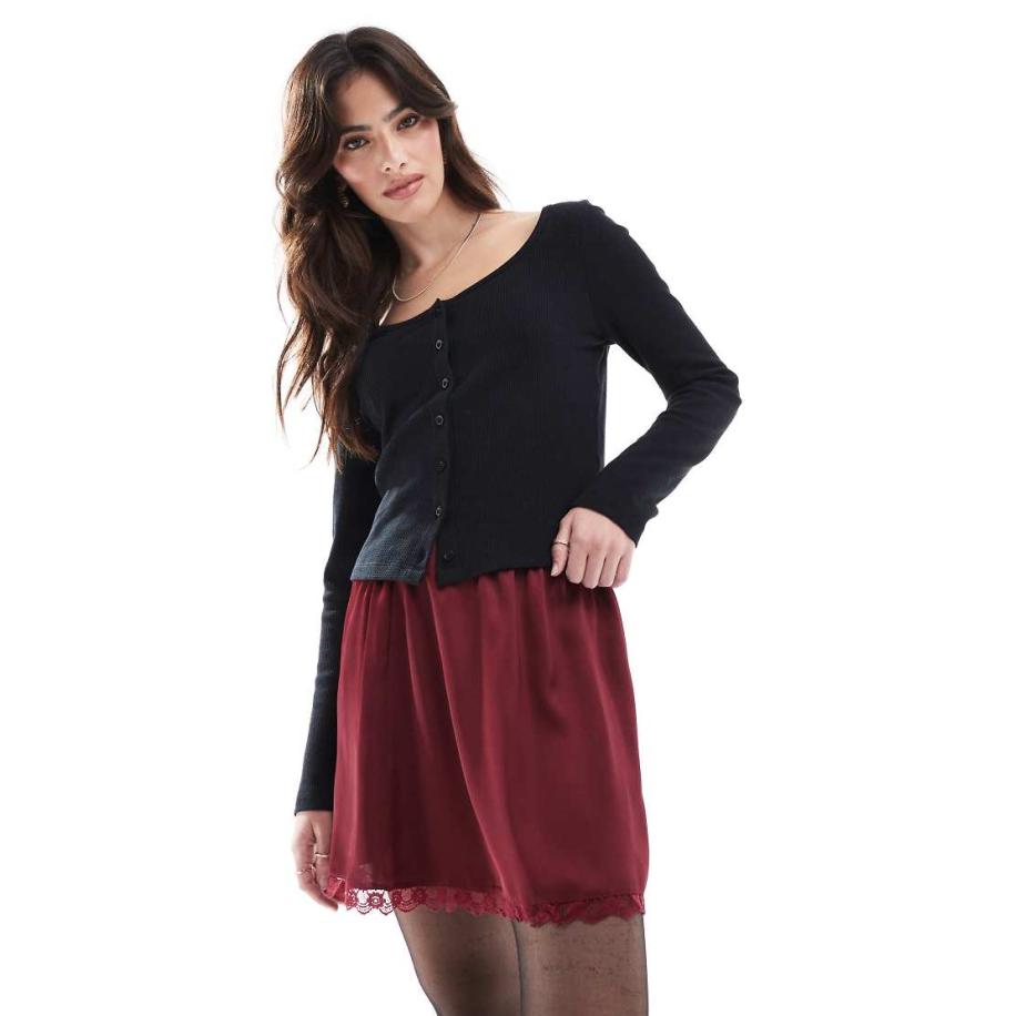 Wednesday's Girl Satijnen minirok met kanten rand in dieprood Rood