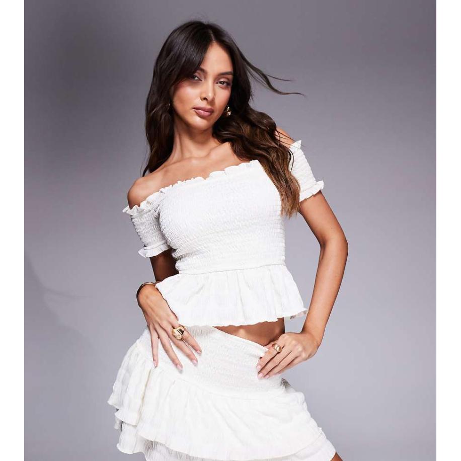 Kaiia Exclusive Rara mini rok met textuur, gesmokte taille en ruches aan de zoom in crème, deel van co-ord set-Wit Wit