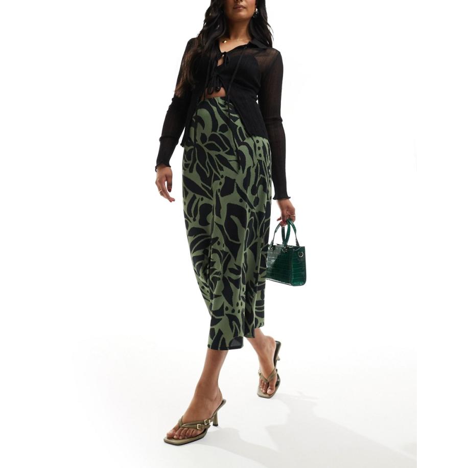 New Look Satijnen midi rok in groene wervelprint Groen