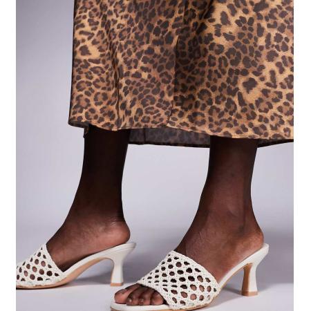 Public Desire Wide Fit Maribelle Geweven muiltjes-sandalen met kittenhak in crème-Wit