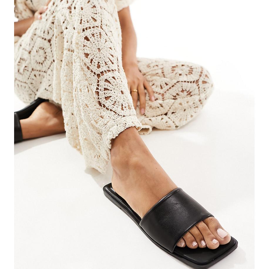 ASOS DESIGN Fig Platte sandalen met vierkante neus en brede pasvorm in zwart Zwart