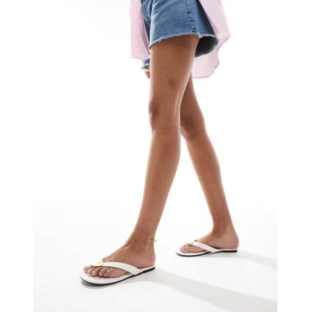 4th & Reckless Teenslippers van imitatieleer met gouden schelpversiering in crème-Wit