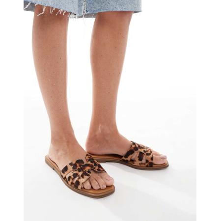 SEQWL Stork Platte sandalen in luipaardprint-Veelkleurig