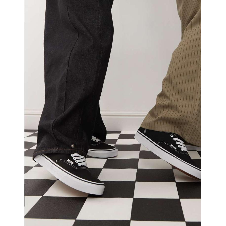 Vans Authentic - Sneakers in zwart en wit Zwart