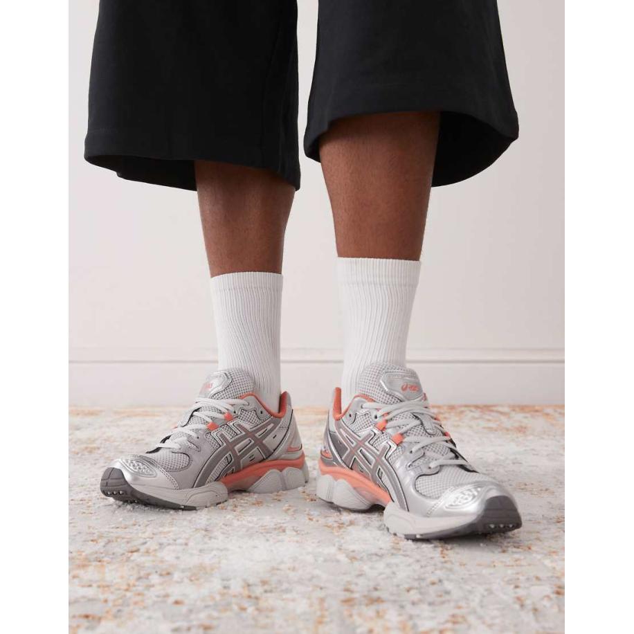 Asics - Gel-Nimbus 9 - Sneakers in grijs en donkergrijs Grijs