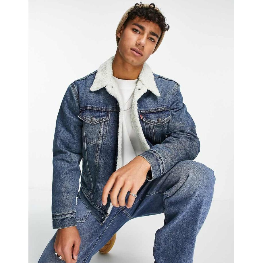 Levi's - Sherpa truckerjack in lichtblauw met wassing Blauw