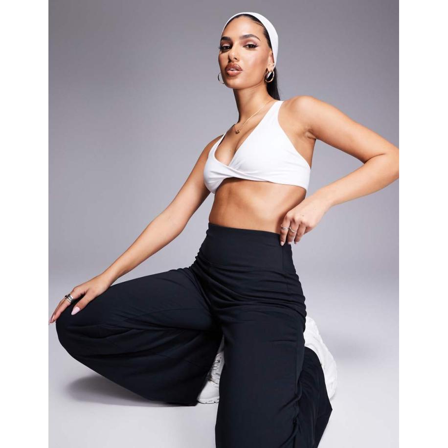 4505 Zachte sport-bh met lichte ondersteuning en gedraaide voorkant in wit Wit