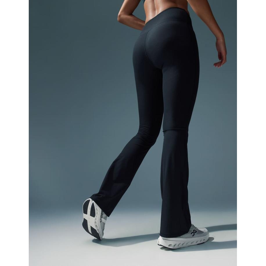 4505 Zachte smalle geribbelde kickflare yogalegging in zwart Zwart