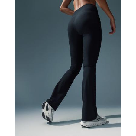 4505 Zachte smalle geribbelde kickflare yogalegging in zwart