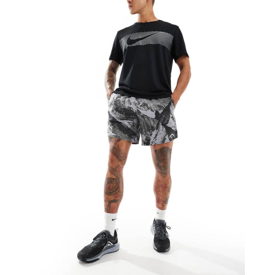 Nike Running - Trail - 7 inch short met print in zwart Zwart