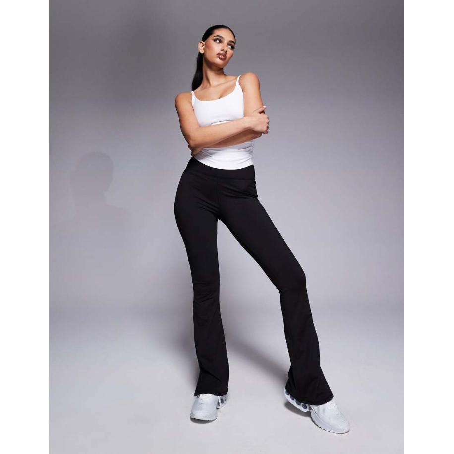 4505 Zachte slim-fit geribbelde kickflare yogalegging met split in zwart Zwart