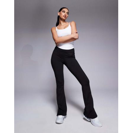 4505 Zachte slim-fit geribbelde kickflare yogalegging met split in zwart