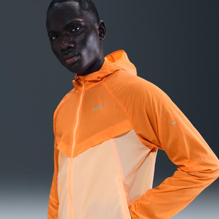Nike Stride Repel UV hardloopjack voor heren - Oranje