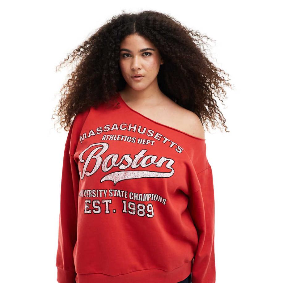 ASOS DESIGN Curve Sweatshirt met blote schouders en Boston-print in rood Rood