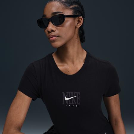 Nike aansluitend T-shirt met korte mouwen en graphic voor dames - Zwart