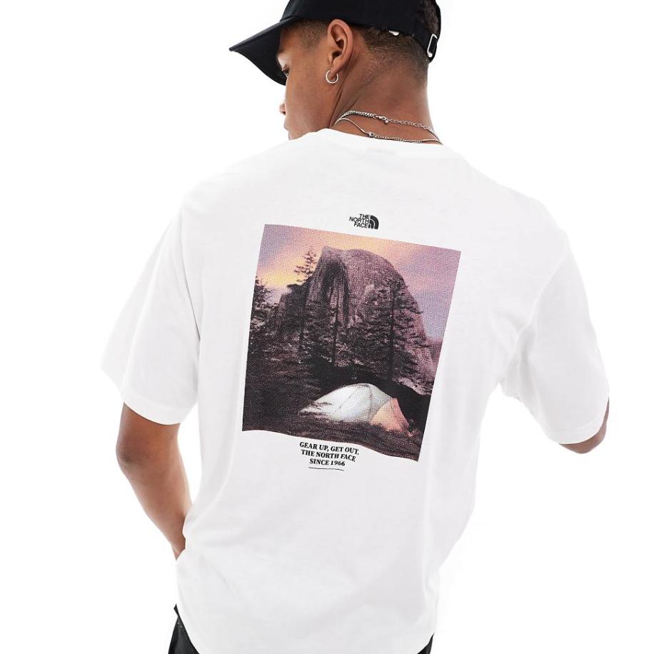 The North Face - T-shirt met grafische kampeerprint op de achterkant in wit, exclusief bij ASOS Wit