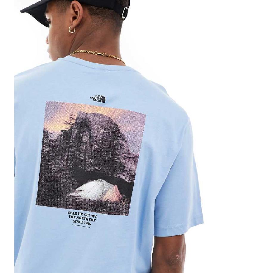 The North Face - T-shirt met grafische kampeerprint op de achterkant in staalblauw, exclusief bij ASOS Blauw