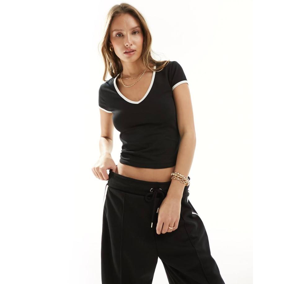 Miss Selfridge T-shirt met V-hals en een gekleurd randje in zwart en wit Zwart