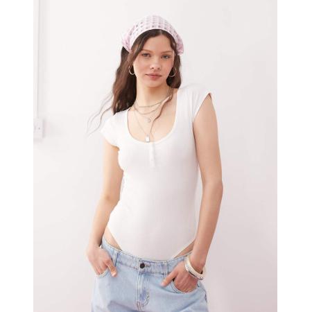 Miss Selfridge Geribbelde body met knopen en korte mouwen in wit