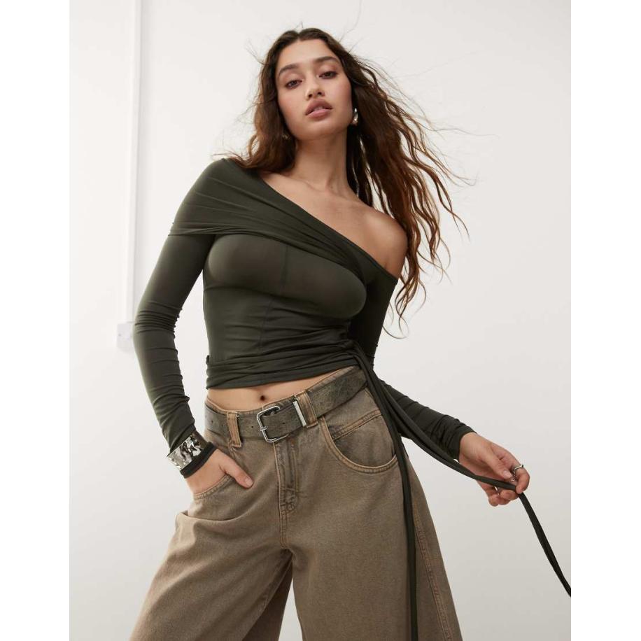 Weekday Eli Asymmetrische top met lange mouwen en strikceintuur in kaki-Groen Groen