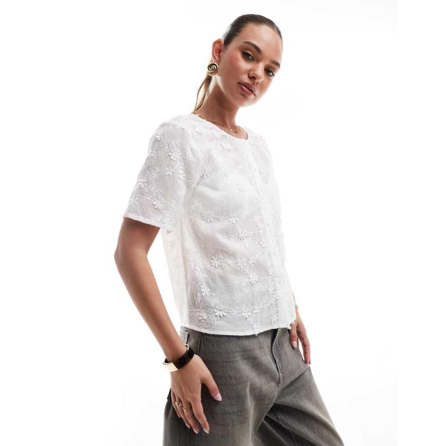 Pieces Top met korte mouwen, knoopjes en bloemenprint in wit Wit