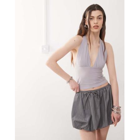 COLLUSION Soepelvallende haltertop van cupro met lange pasvorm in grijs