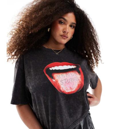 Renee Studio X Michelle Nayla Plus Exclusives T-shirt met acid-wash en print van mond met hotfix-versiering in grijs