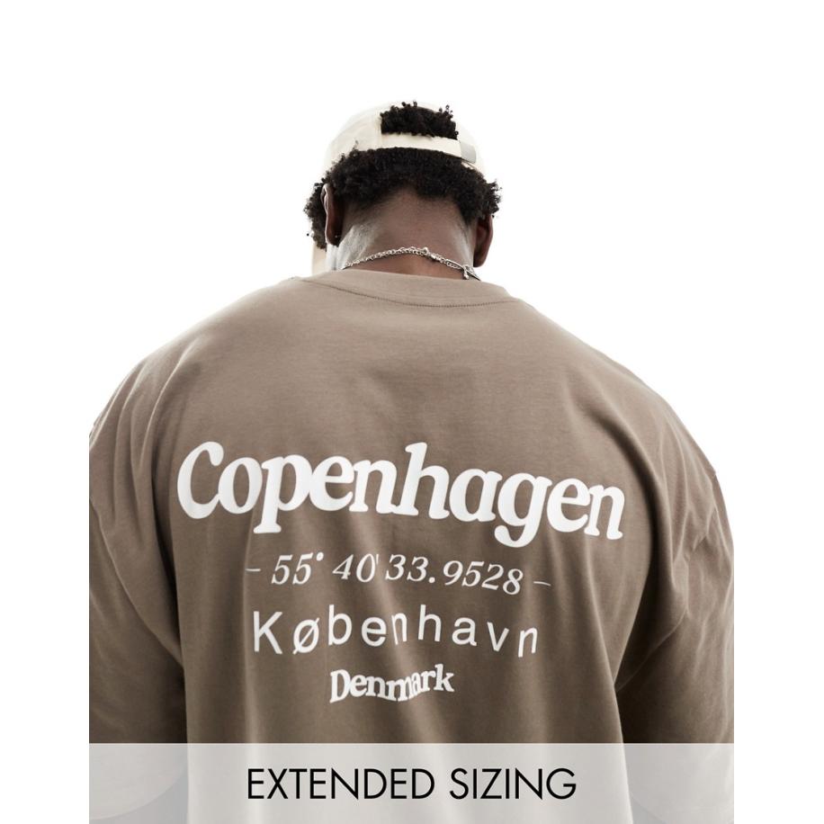 ASOS DESIGN - Ruimvallend T-shirt met Copenhagen-print op de achterkant in bruin Bruin