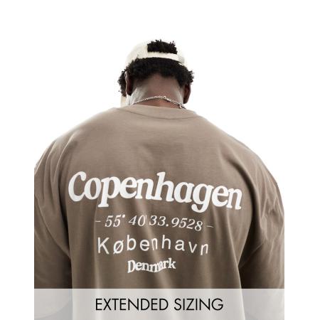 ASOS DESIGN - Ruimvallend T-shirt met Copenhagen-print op de achterkant in bruin