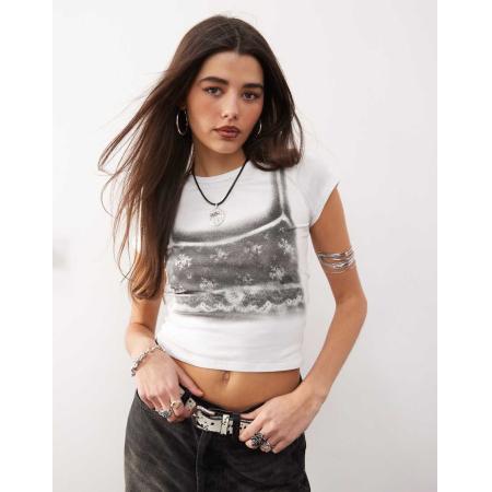 Monki Gekrompen baby T-shirt met bh-print in wit