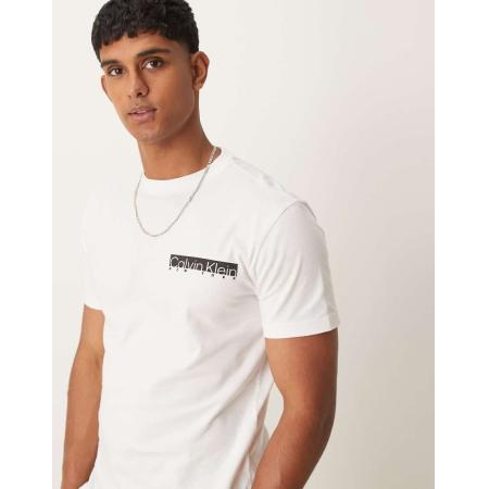 Calvin Klein - T-shirt met vierkant logo op de borst in wit
