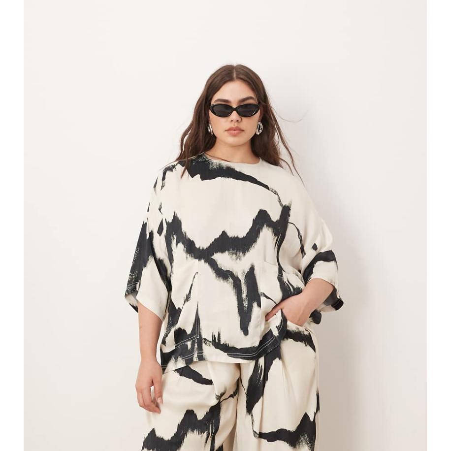 ARRANGE Curve Oversized satijnen T-shirt met abstracte print in zwart-wit, deel van co-ord set-Veelkleurig Multicolor