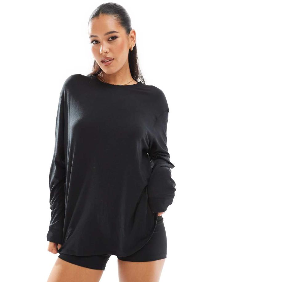 Nike One Training Dri-FIT Ruimvallend T-shirt met lange mouwen in zwart Zwart