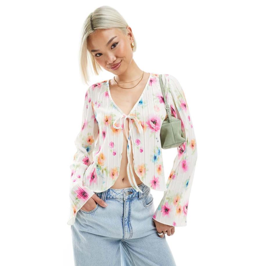 Pieces Plissé top met gestrikte voorkant en lange mouwen in wit met bloemenprint Wit