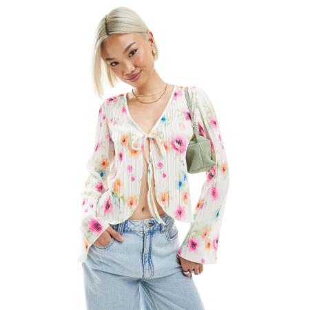 Pieces Plissé top met gestrikte voorkant en lange mouwen in wit met bloemenprint