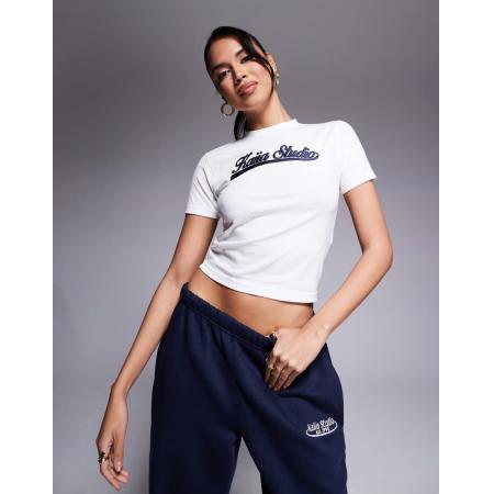 Kaiia Studio Baby-T-shirt met geborduurd logo in crème en marineblauw, deel van co-ord set