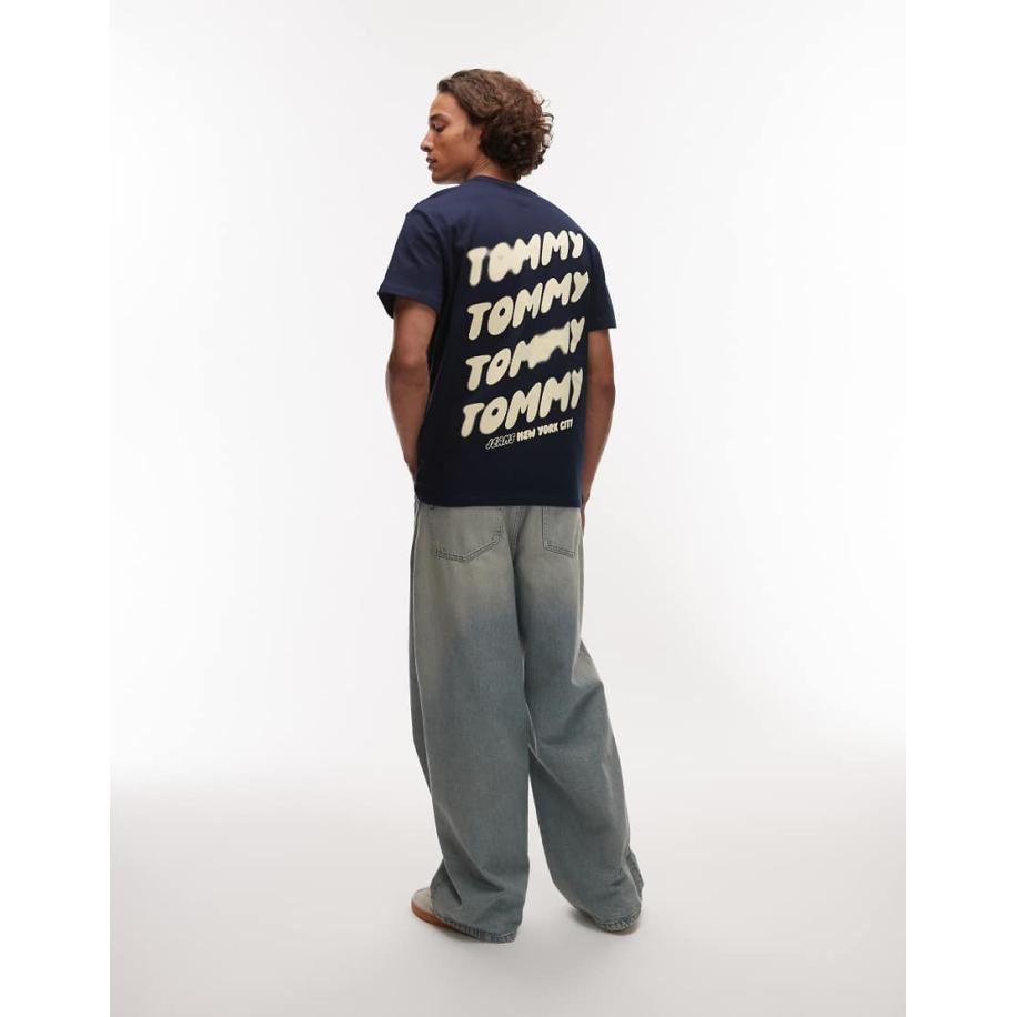 Tommy Jeans - T-shirt met bolle print op de achterkant in marineblauw en geel Blauw