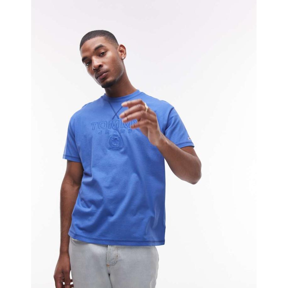 Tommy Jeans - T-shirt in blauw met embleem in dezelfde tint Blauw