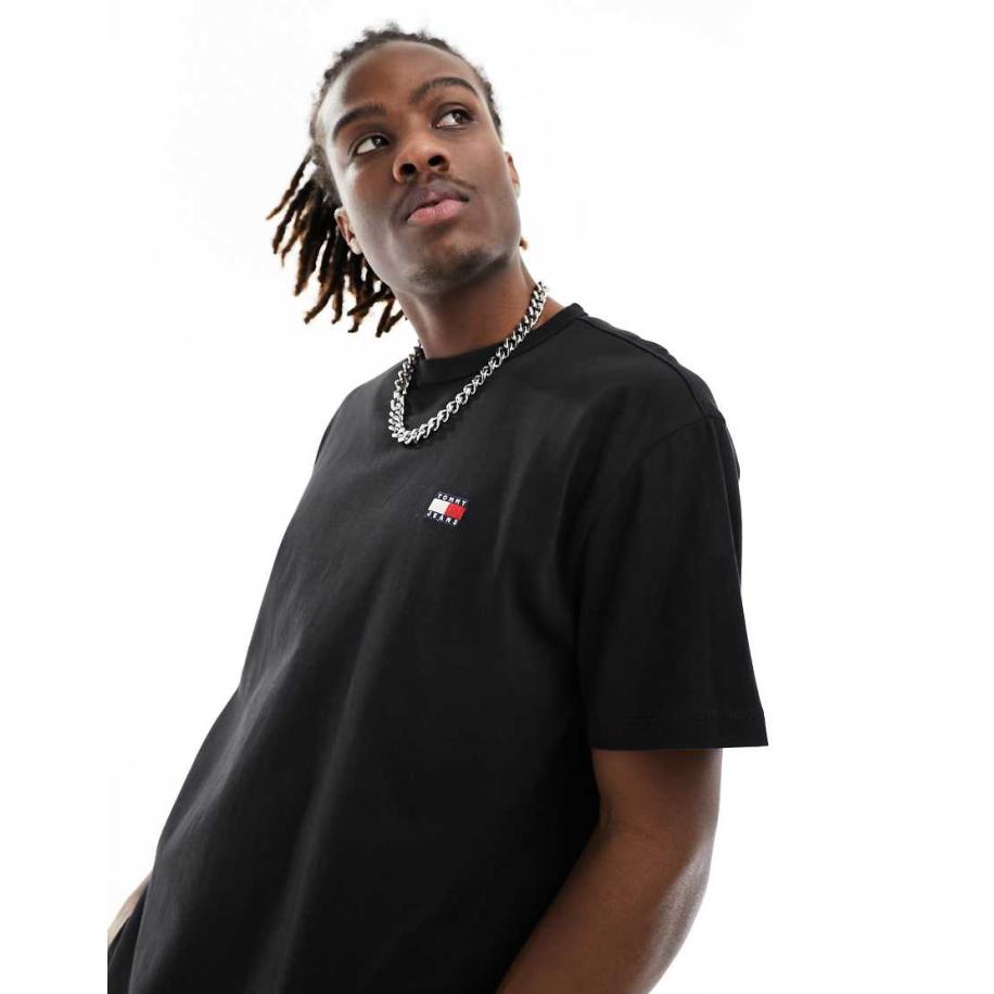 Tommy Jeans - Normaal T-shirt met badgelogo in zwart Zwart