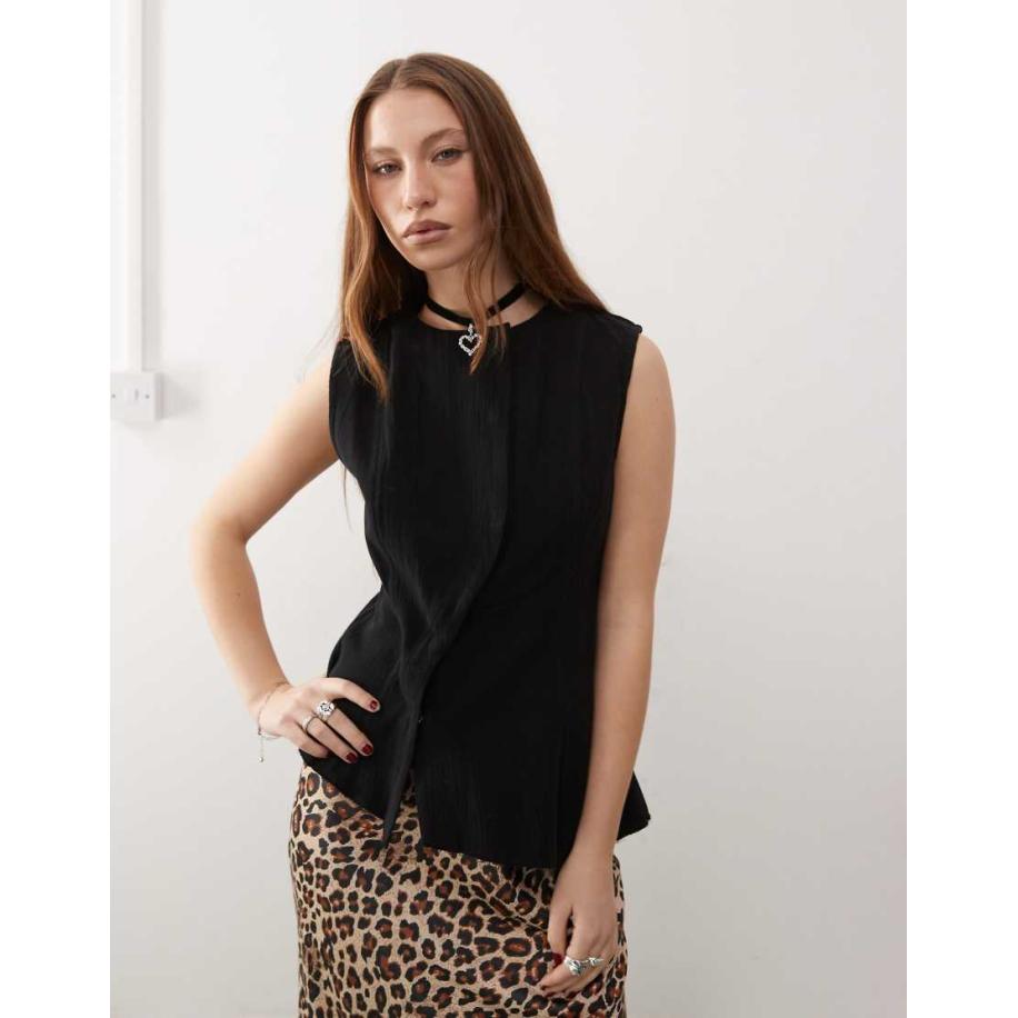 Weekday Ibis Asymmetrische peplum top met blinde knoopsluiting in zwart Zwart
