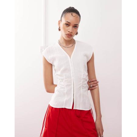 Weekday Top met V-hals en haakjes en ogen in gebroken wit