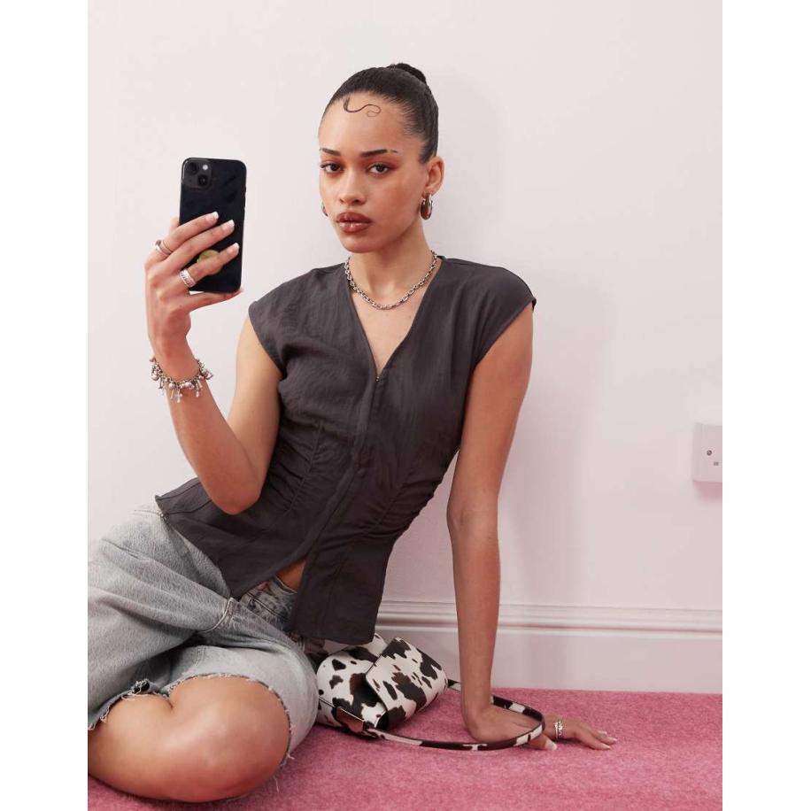 Weekday Top met V-hals en haakjes en ogen in zwart met wassing Zwart