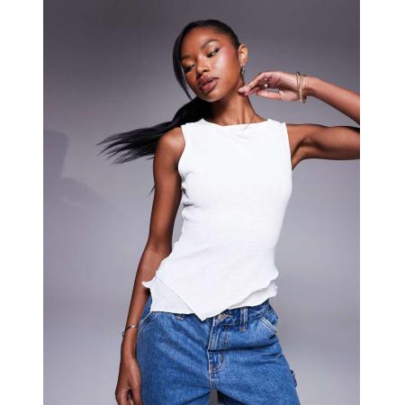 Princess Polly Fijngebreid hemdje met asymmetrische zoom in wit