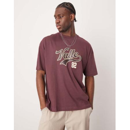 ASOS DESIGN - Oversized T-shirt met grafische varsity print in bordeauxrood