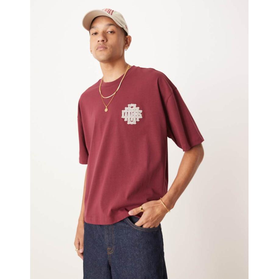 ASOS DESIGN - Oversized recht T-shirt met appliqué op de borst in bordeauxrood Rood