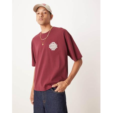 ASOS DESIGN - Oversized recht T-shirt met appliqué op de borst in bordeauxrood